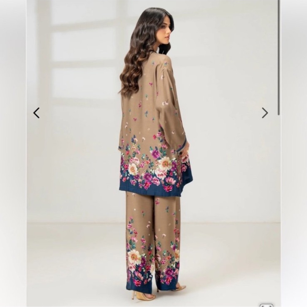 Floral Printed Tan Outfit with Navy Details 2Pc - Picture 5 of 7